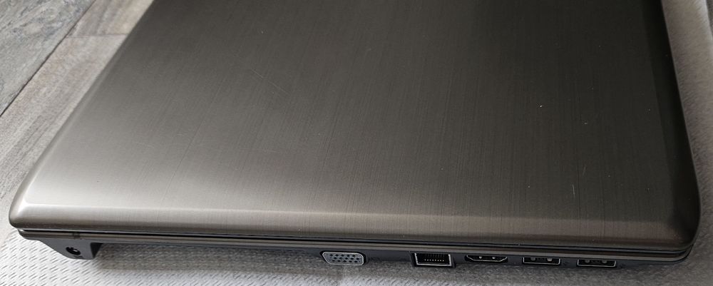 Продавам лаптоп MEDION Akoya P7631, напълно работещ,доста запазен