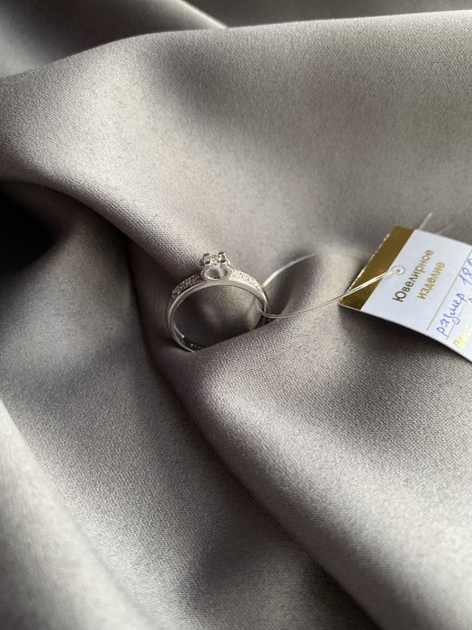 Золотое кольцо с бриллиантом