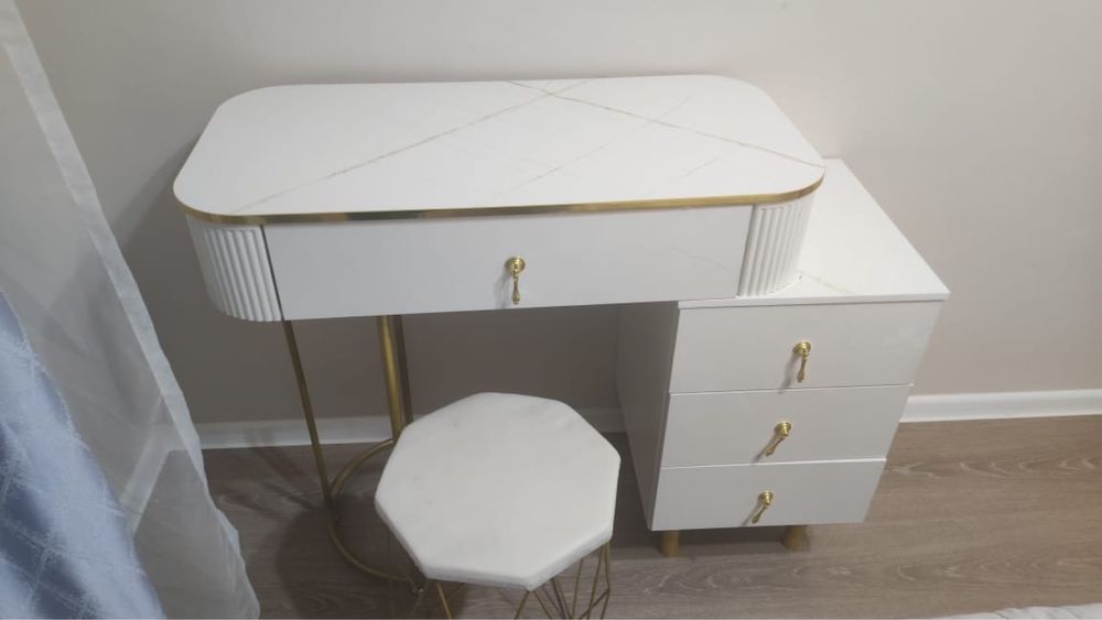 Туалетный столик с зеркалом+пуф