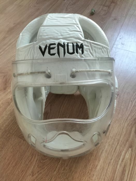 Защитный шлем для каратэ