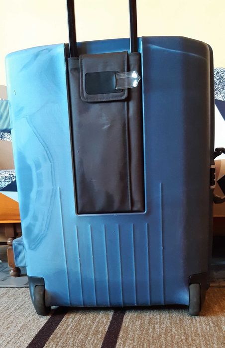 Продавам голями твърди куфари за пътуване