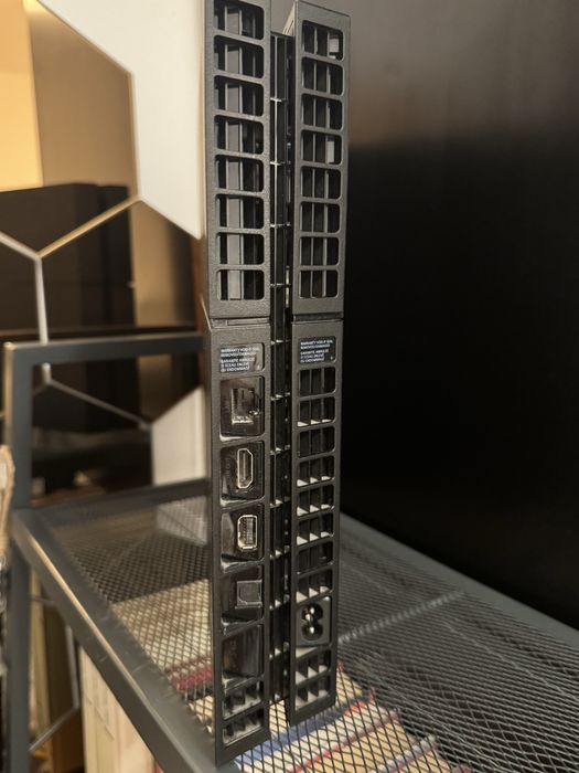 Ps4 first edition 1TB, controller