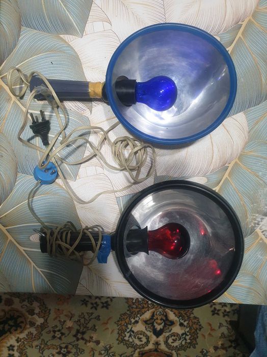 Синяя и красная лампа