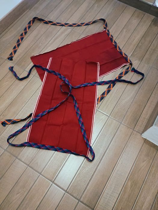 Ръчно тъкани месали,  килимче и плат, престилки