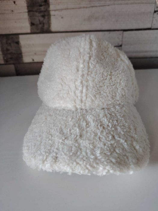 Уникални дамски шапки с козирка