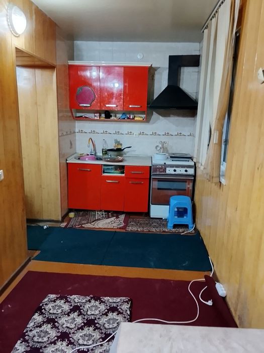 Qorasaroyda 3 xonali uy sotiladi