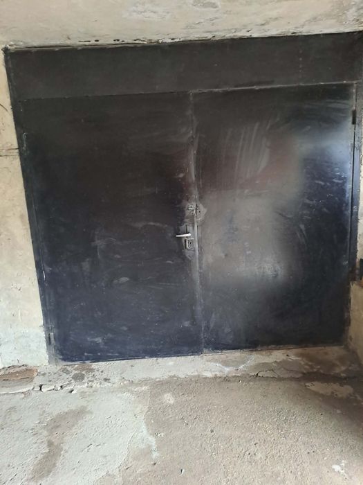 Продавам метална гаражна врата 240х230