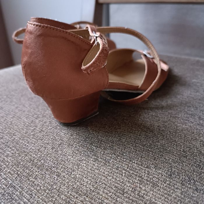 Обувки за латино и спортни танци