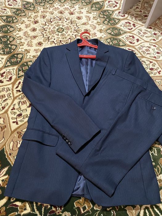 Срочно продам костюмы