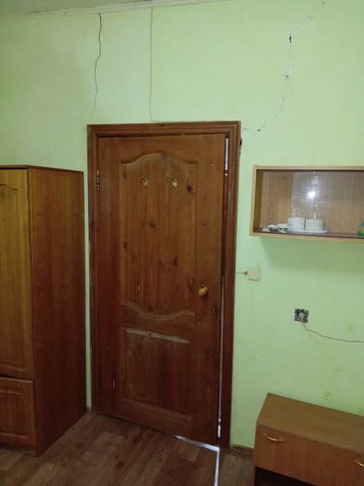 Задаётся 2 комнатная квартира в частном доме. Район ДВД.