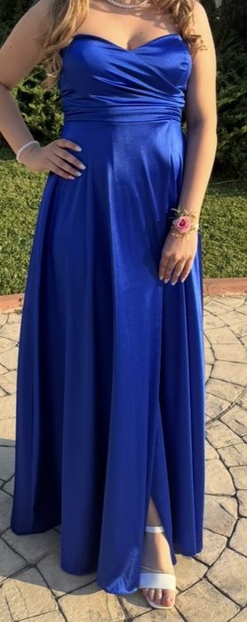 Официална рокля в кралско синьо