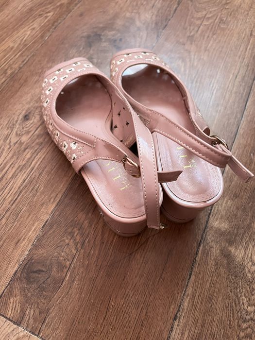 Продаю качественные туфли