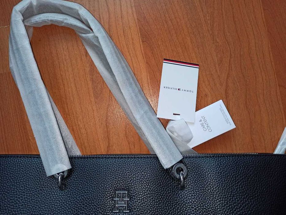 Tommy Hilfiger
EMBLEM TOTE - black