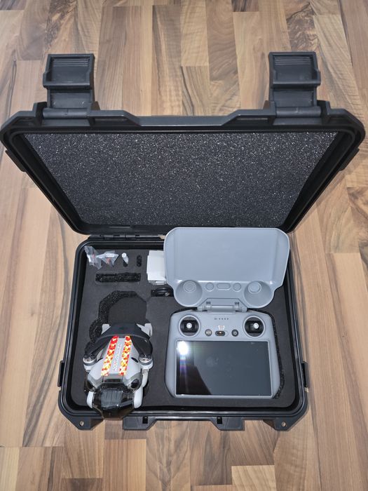 Vand Drona Dji Mini 4 Pro + RC2 + 3 baterii + Hub incarcare + Geanta transport + elicii noi.