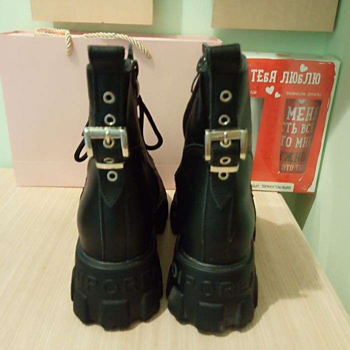 Ботинки Обувь. Кроссовки