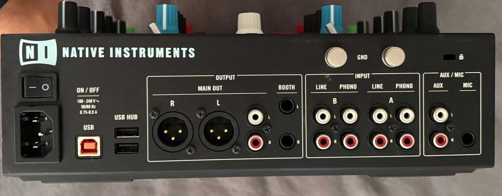 DJ Mixer NI Traktor Z2 scratch Native Instruments