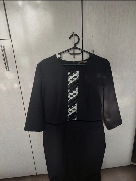 Rochie neagră elegantă StarShiners, midi, cu detaliu geometric