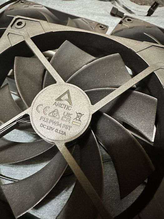 Продам комплект кулеров Arctic F12 PWM PST