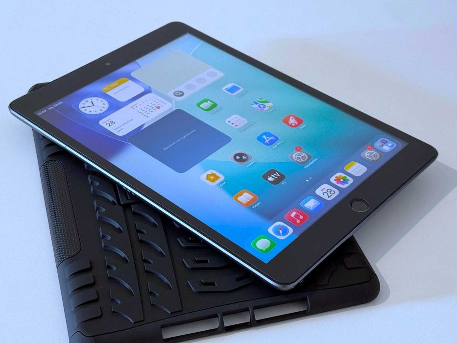 Бартер! iPad (8th generation) 128GB Wi-Fi + Cellular Space Gray (Сив)