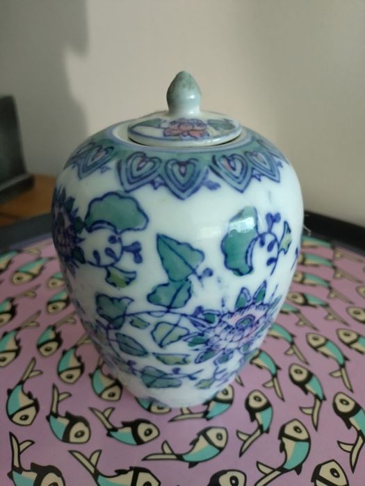 Керамичен съд от Япония с дизайн на цветя