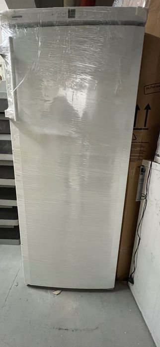 Vând două frigidere LIEBHERR K 4220 385 L și K 3130 298 L