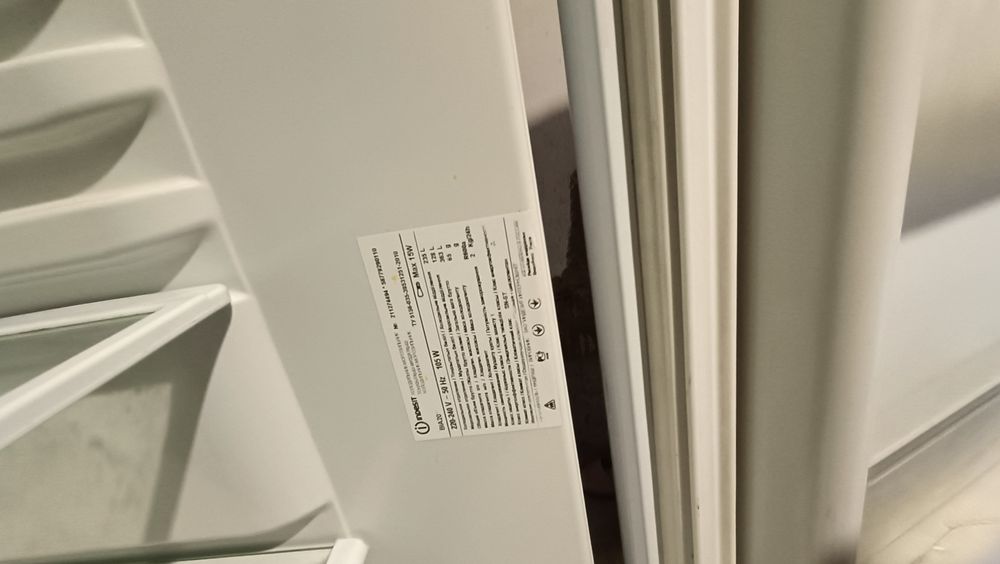 Продам холодильник Indesit