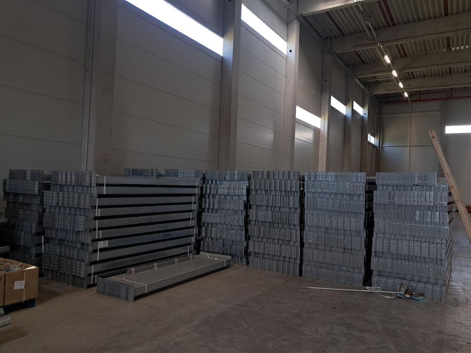 Oferim sub vânzare o cantitate mare de rafturi galvanizate