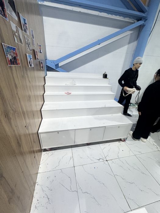 Витрина на колесиках