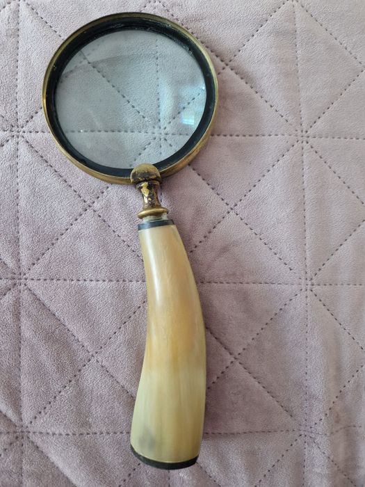 Lupă mare de colecție din alamă cu mâner din corn natural, lungime 26 cm
