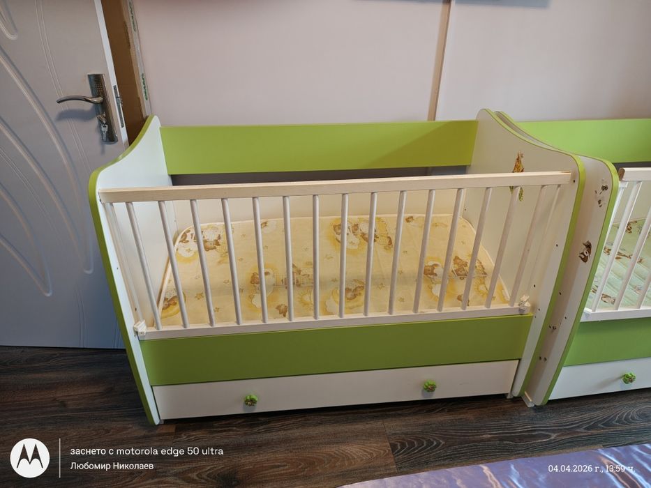 2 броя детски легла Lorelli с люлеещ механизъм.