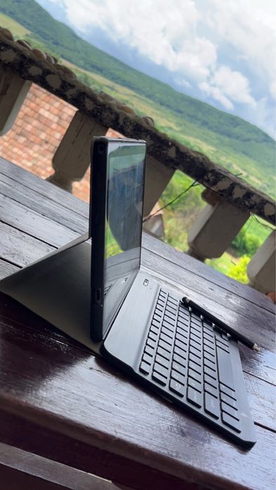 Tabletă YUMKEM cu tastatură, pix, husă și mouse – NU PORNEȘTE