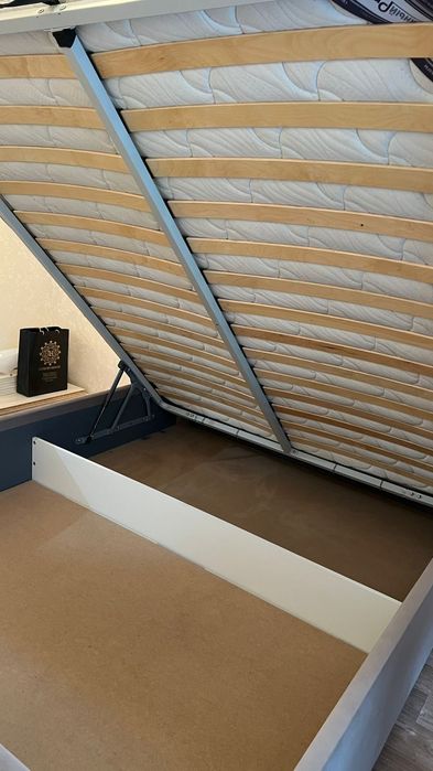 Кровать с матрасом