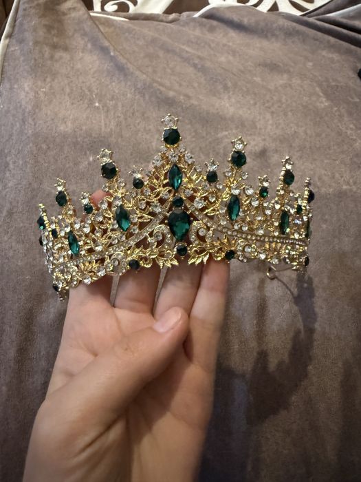 Диадема, корона изумрудного цвета