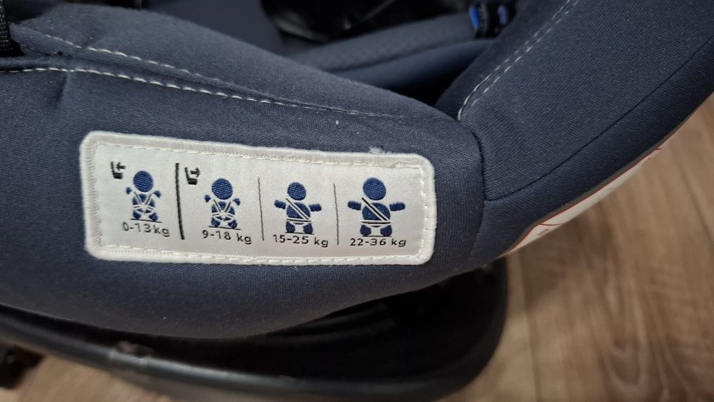 Vând scaun auto copii rotire 360° Chicco Unico plus
