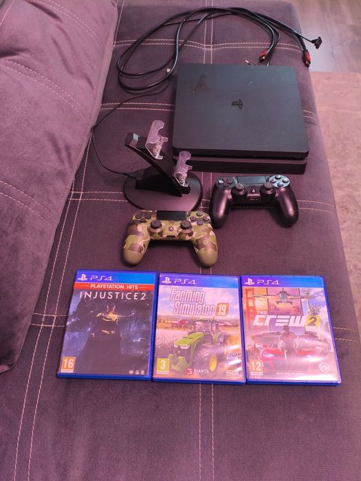 Playstation 4 slim 1TB 2 controlere, 3 jocuri.