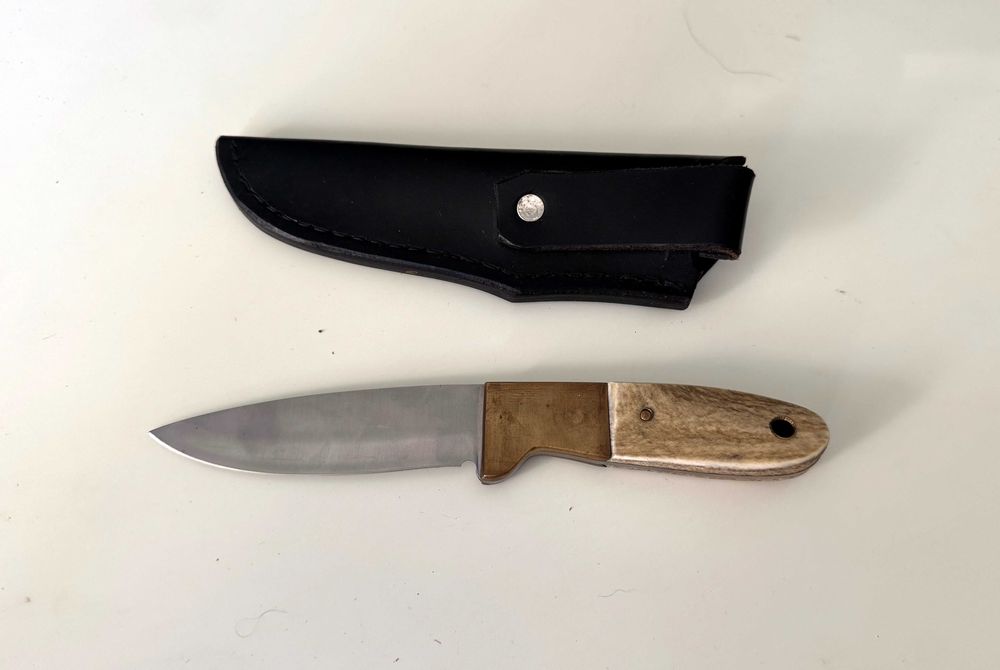 Cuțit Vânătoare Bushcraft Full Tang Corn Cerb Alamă + Teacă Piele