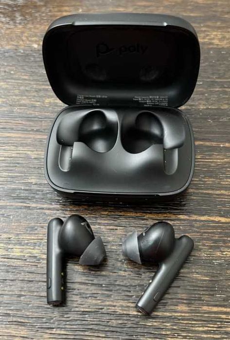 Poly / Plantronics Voyager Free 60 Bluetooth UC Ear Buds + Charge Case