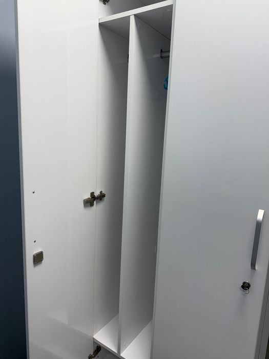 Гардероб,шкафчета за работници с отделения и врата хармоника