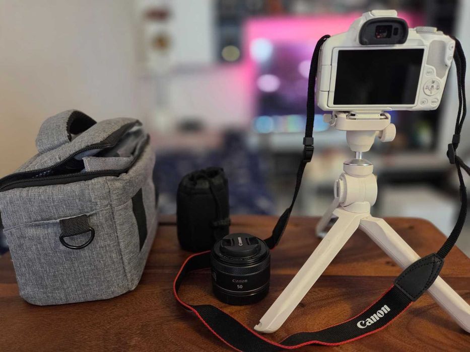 Canon EOS R50 + Obiectiv Canon RF‑S 18‑150mm, + Obiectiv Canon RF 50mm, + Trepied PgyTech, + Geanta, + Parasolar