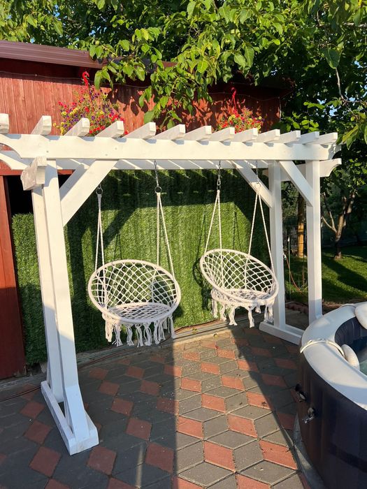 Pergola din lemn cu doua leagane