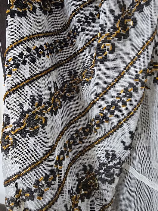 Ie cusuta pe perdea negru cu auriu