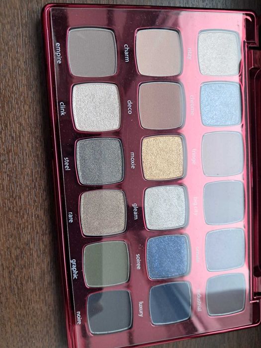 Vand trusa machiaj Tarte noua