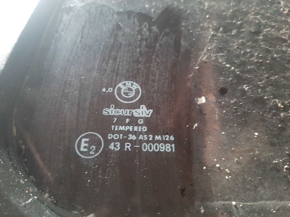 Стёкла на  бмв е 30 или е36 универсал  ЧИТАЙТЕ ОПИСАНИЕ