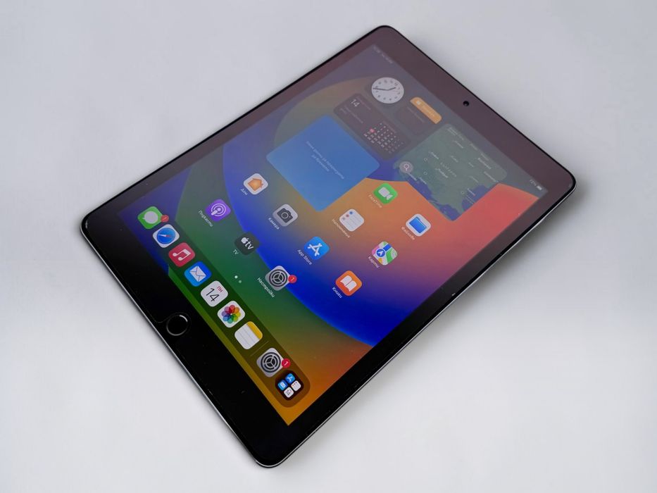 Таблет Apple iPad Pro 9.7" 256GB Wi-Fi + Cellular Space Gray Перфектен!