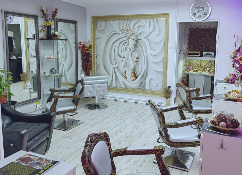 Masa manichiura/scaune/ oglinzi coafor