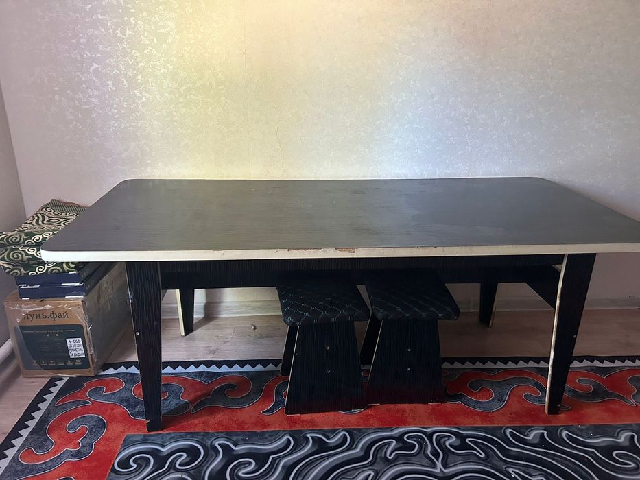 Кухонный стол со стульями