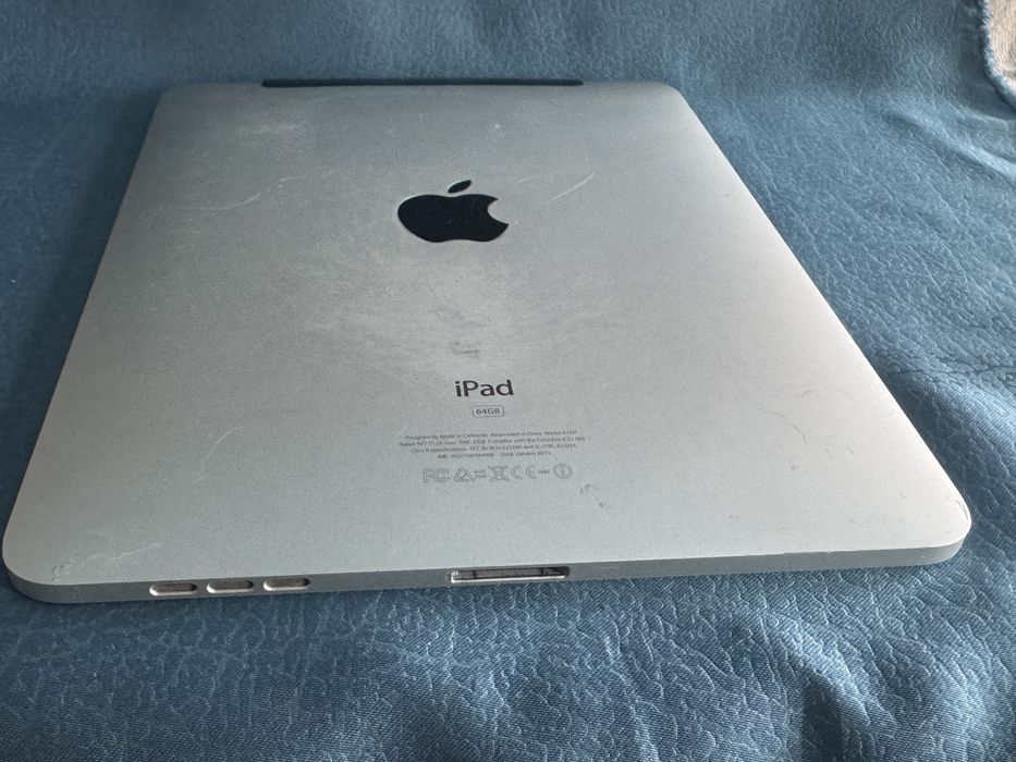 Таблет Apple iPad 1st Gen (A1337 EMC 2328) 64GB + 3G ОТКЛЮЧЕН!