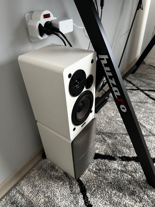 Тонкоколони Edifier.