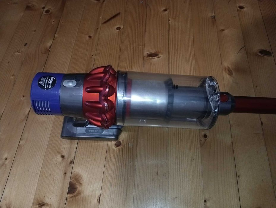 Отлична прахосмукачка Dyson V10 с добра оригинална батерия и аксесоари