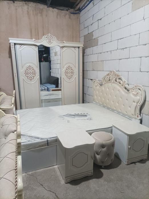 Продается спальный гарнитур